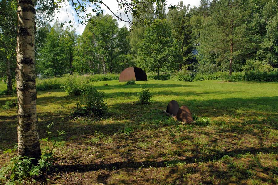 Cor-ten steel sculptures exhibited on the clearing (seen to the lake in the west).